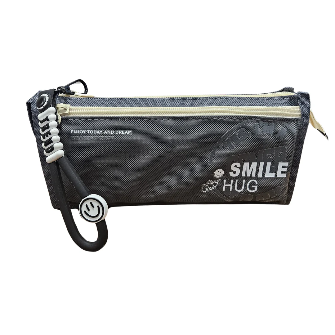 Cartuchera Smile Hug Negra (con cierre y tirador decorativo)